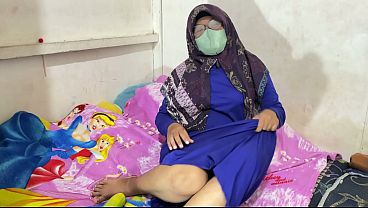 Wanita Berhijab Lagi Mainin Diri Sendiri Sampe Basah Kuyup, Nafsu Panas Banget.