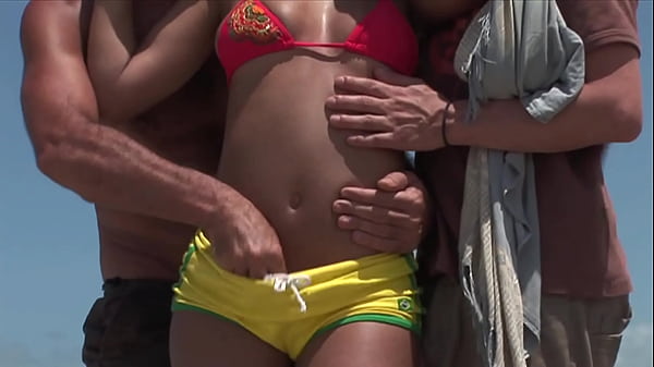 Main Bareng Ibu Item Di Pantai, Dua Kontol Satu Lubang