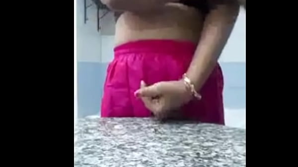 Desi Bhabhi Lagi Mandi Di Kamar Mandi, Basah Kuyup, Siap Digilas.